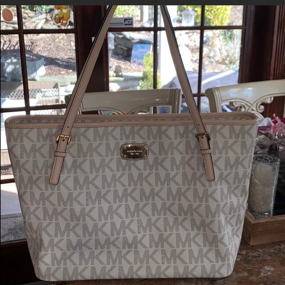 Beautiful NEW MK carry all bag!🤩 Perfect for Spring!!🌞